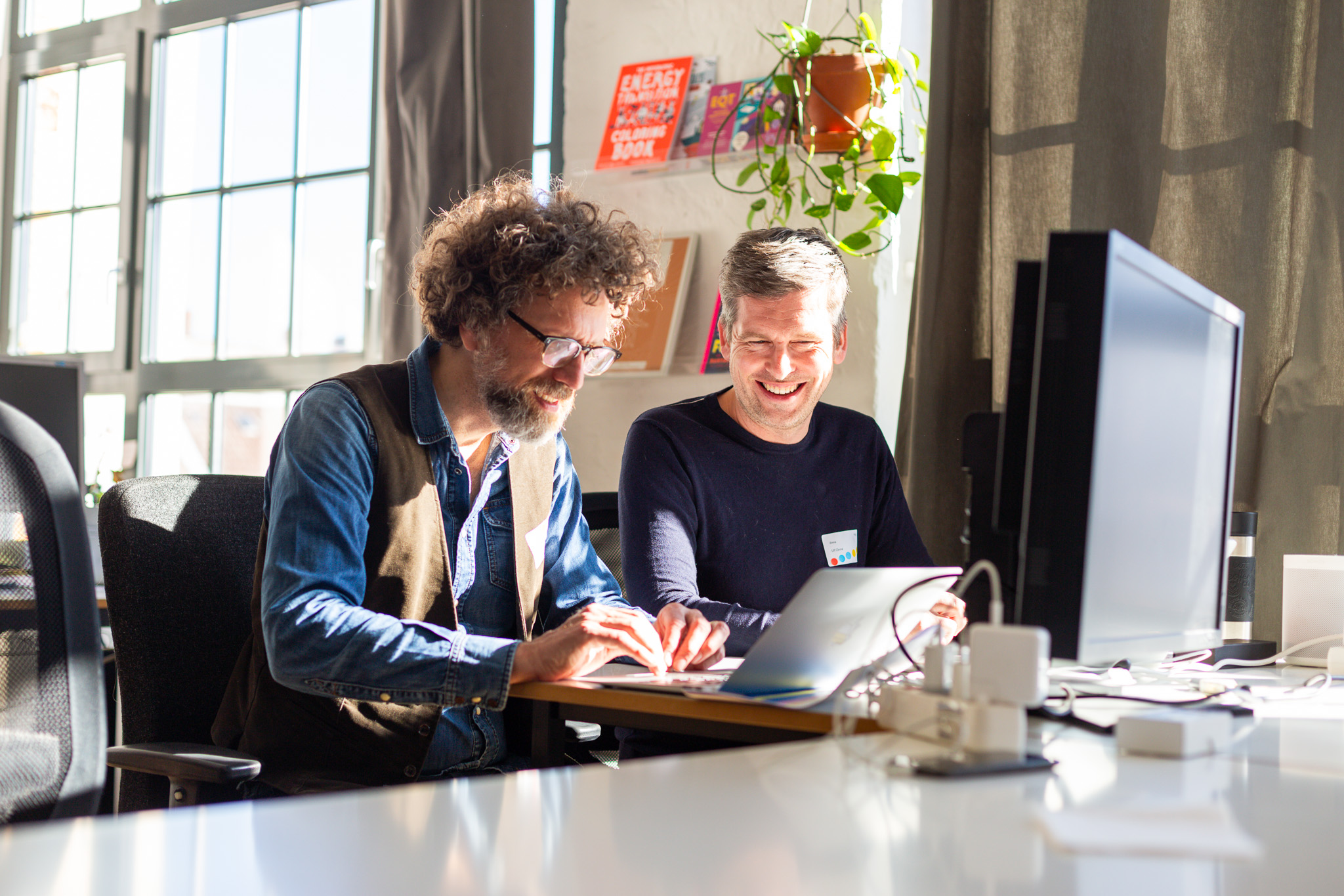 Zwei Männer arbeiten an Laptop