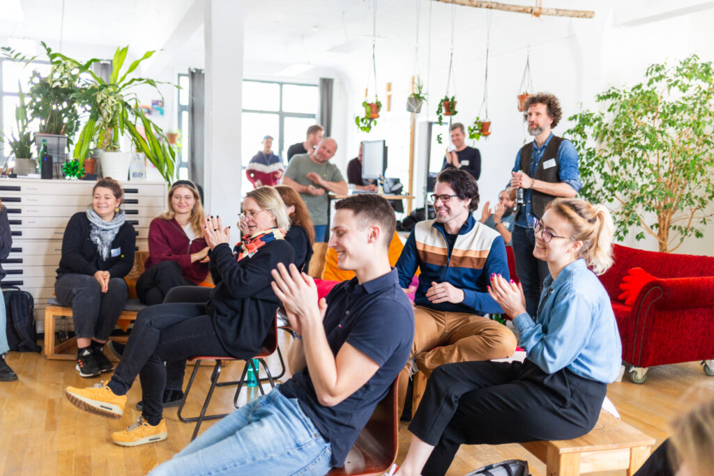 Personen klatschen während Vortrag