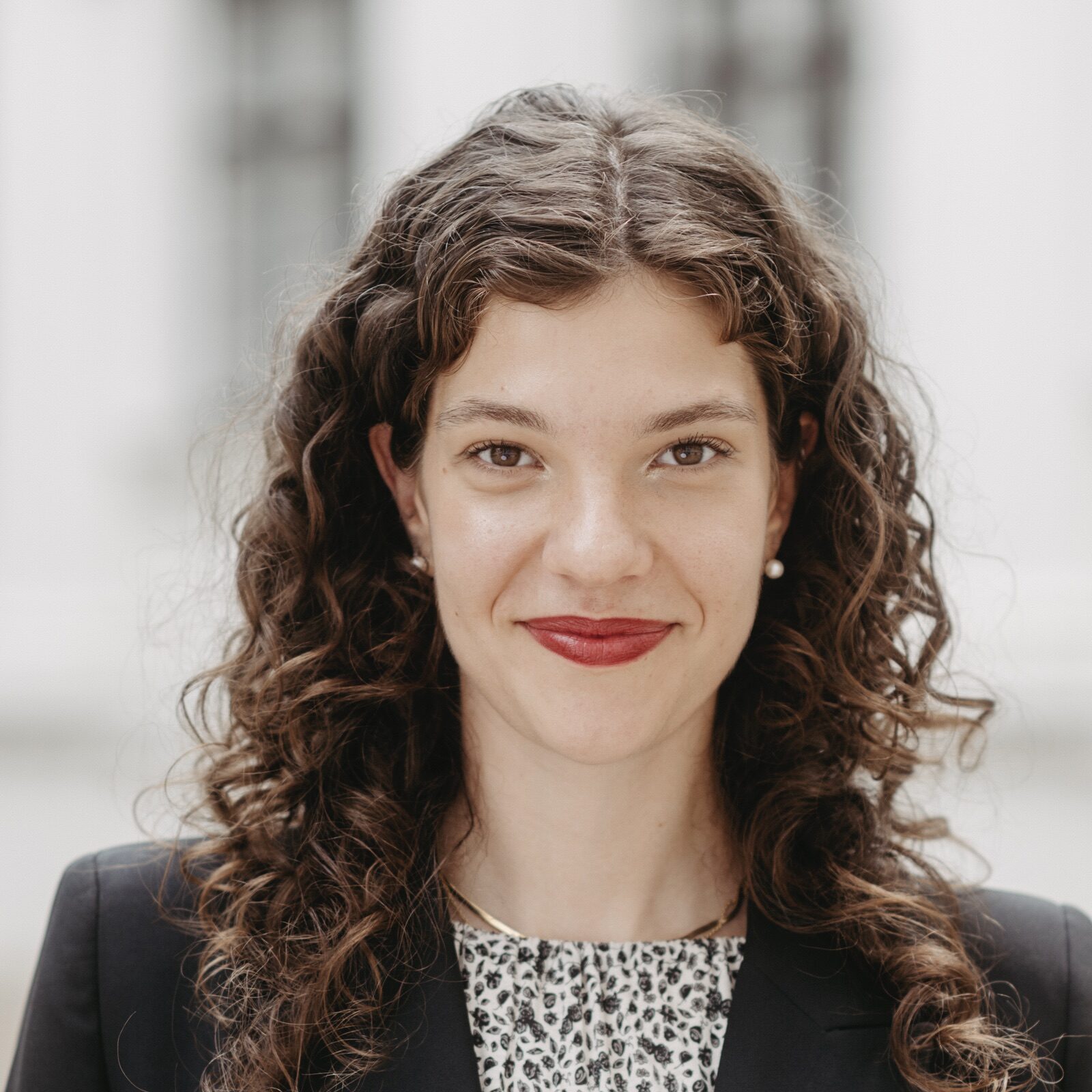 Laetitia lächelt in Kamera